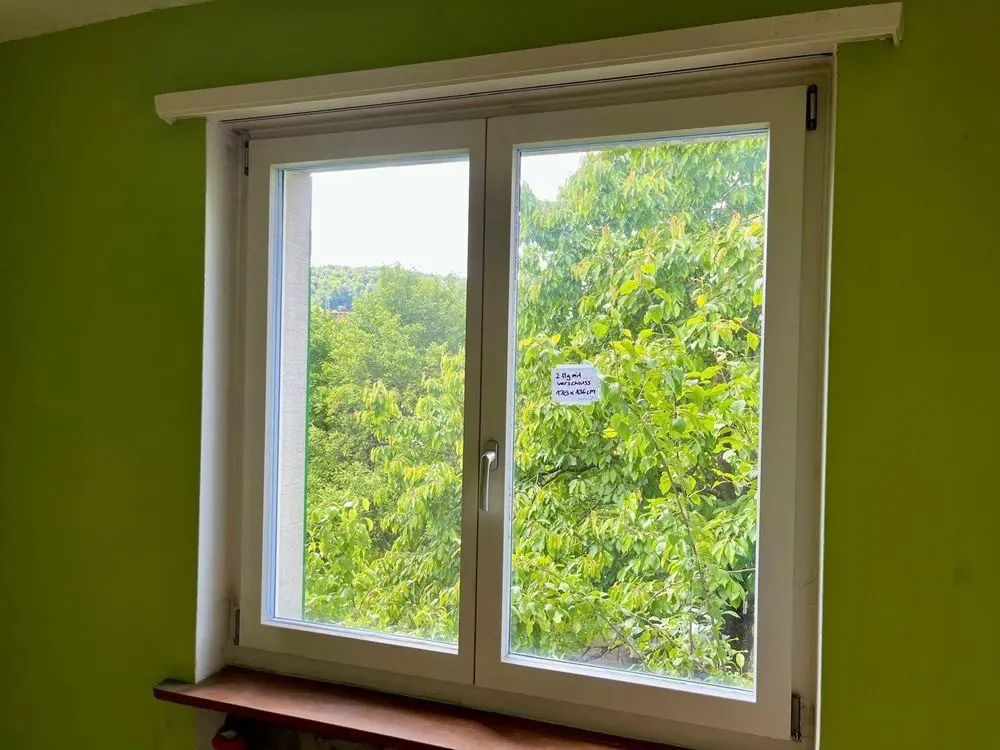fe7ed7c8-d8da-4570-aadf-f96cf12455a6-drei-fenster-3-fach-verglast-2-fluglig-139x136cm.jpg