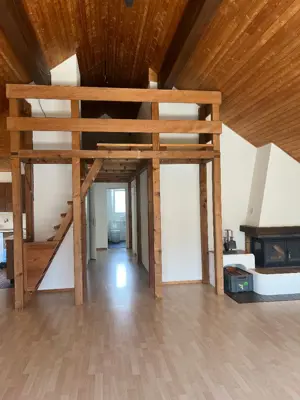 Massivholz-Empore / Holz-Galerie mit Treppe