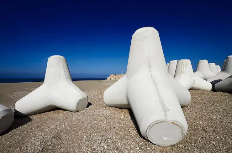 0d4a31c9-78f1-433d-b252-12f43cd3da0f-italien-sizilien-provinz-messina-tetrapoden-aus-beton-am-strand-in-der-naehe-eines-im-bau-befindlichen-hafens_857279-20999 conv.jpg