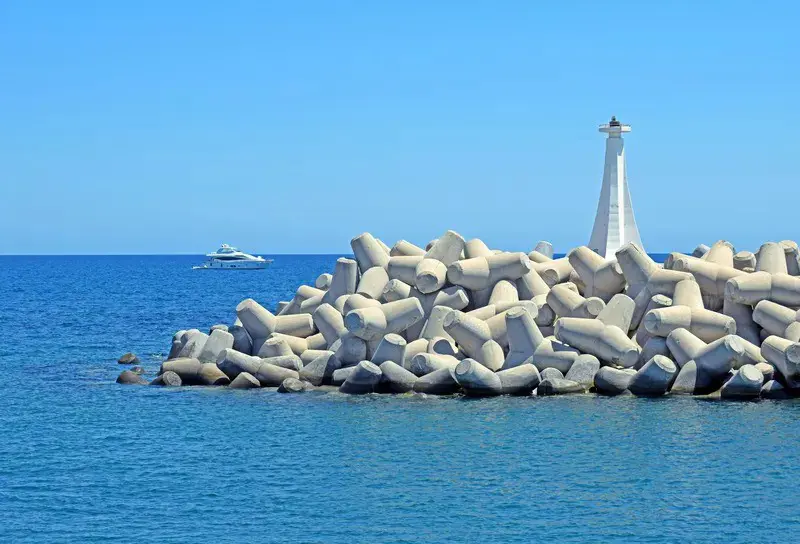 11b8dfe5-07af-4f5c-94f4-1a3a51112e66-beach-7047906_medium conv.jpg